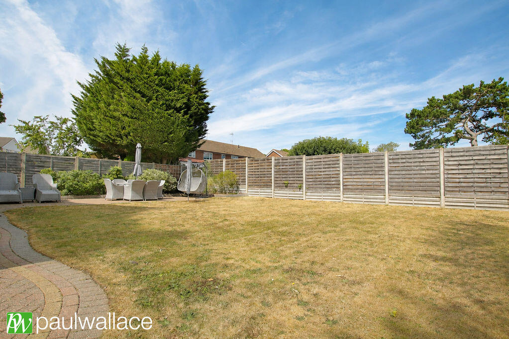 House in Broxbourne, Hertfordshire - More