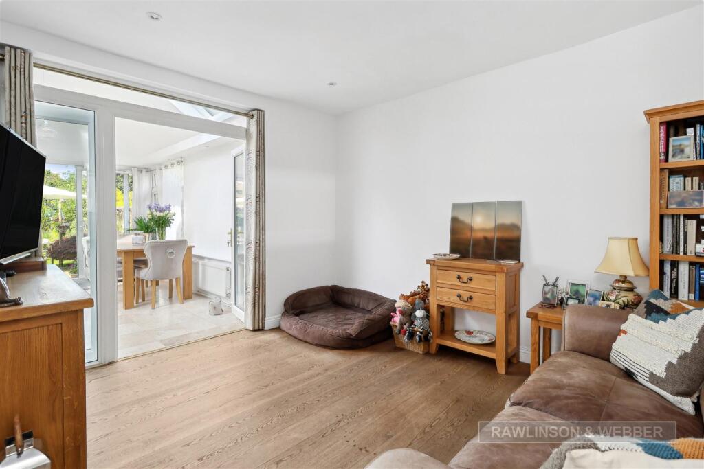 House in Elmbridge, Molesey - More