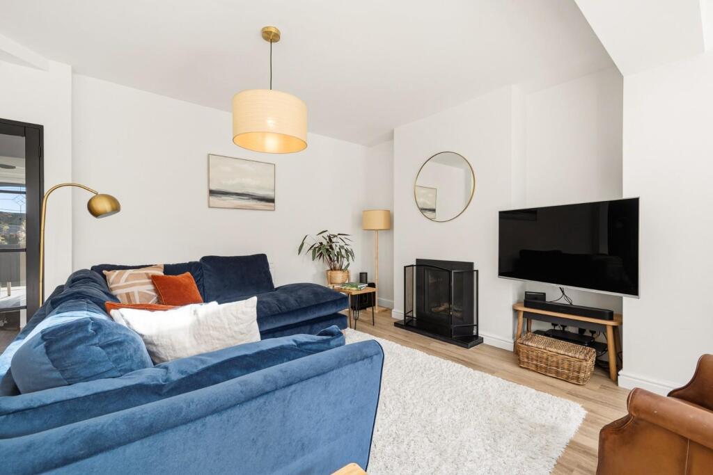 House in Manchester, Parrs Wood, Wythenshawe - View 3