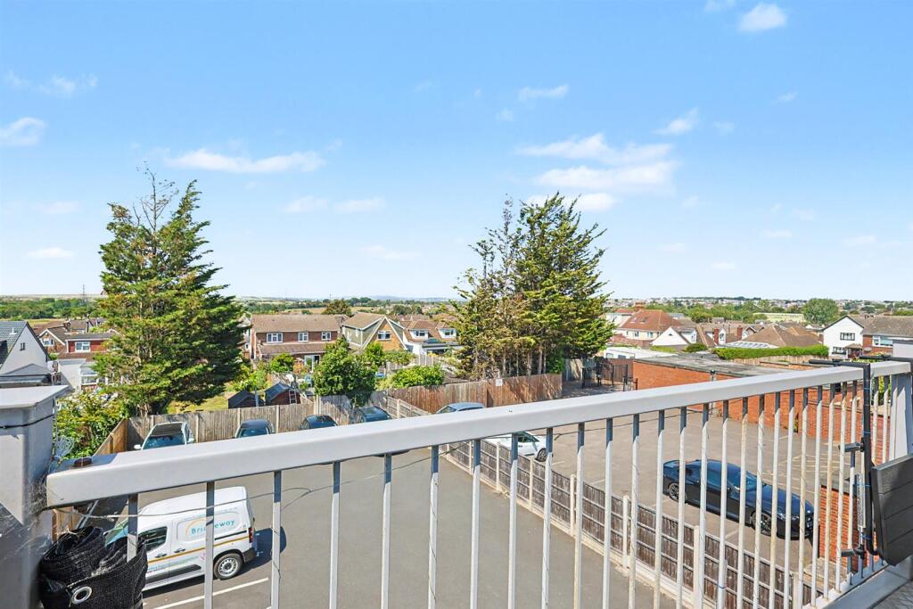 Apartment in Southend-on-Sea - View 2