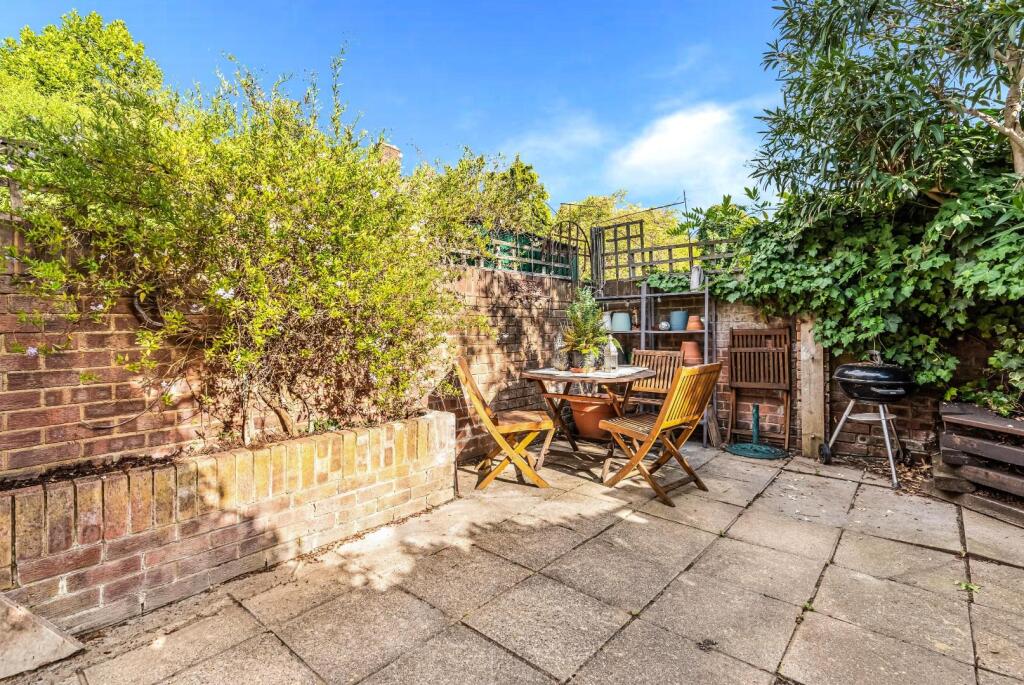 House in London, Shepherd's Bush - More