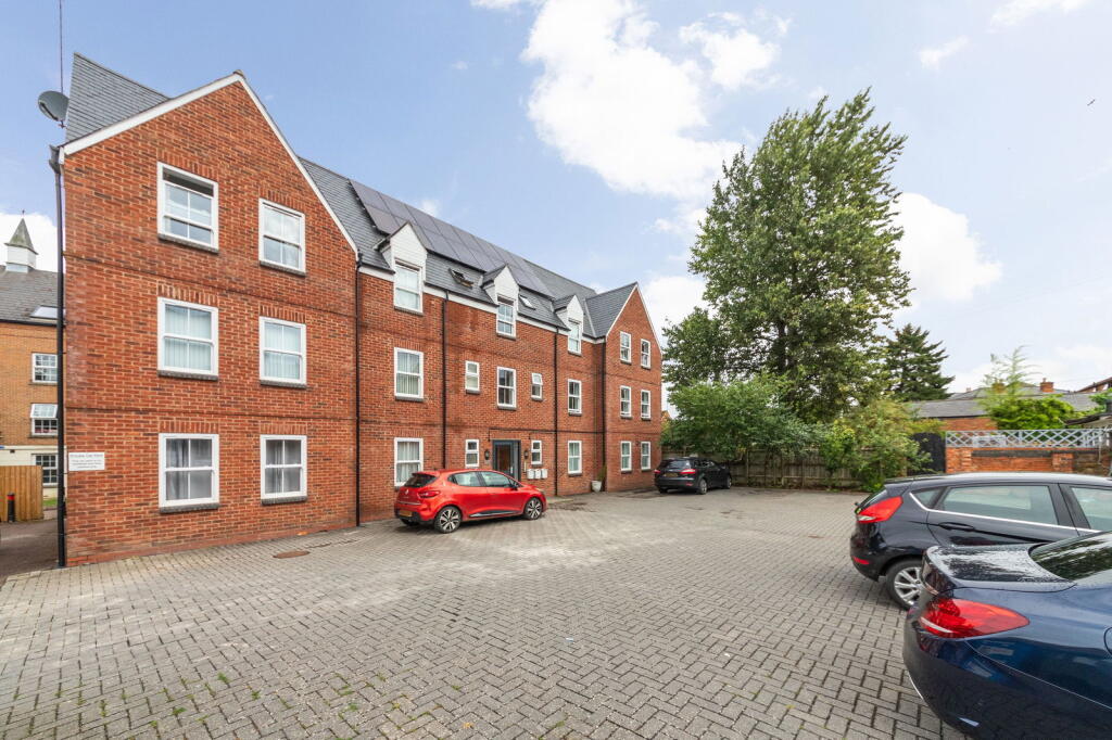 24-bed flat on Middleton Road, Banbury, Oxfordshire, OX16 3QR, £2,450,000