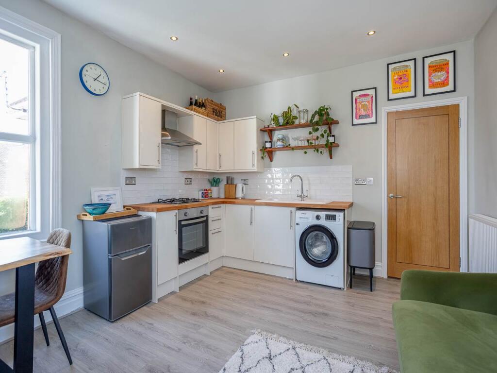 Apartment in Christchurch, Pokesdown, Bournemouth - View 4