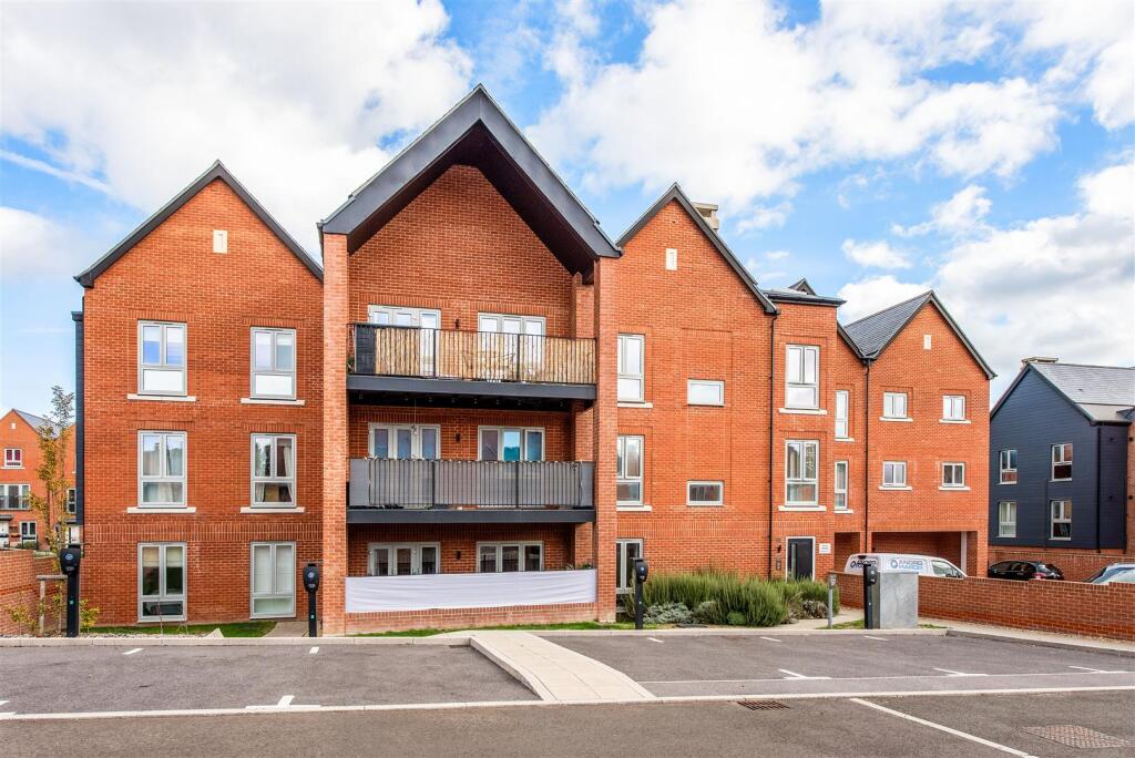 1-bed flat on Burstall Gardens, Winchester, £250,000