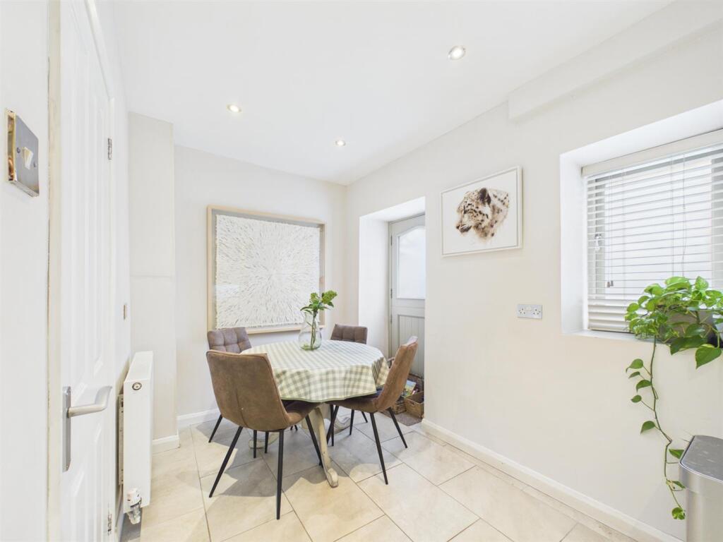 House in South Kesteven, Stamford - More