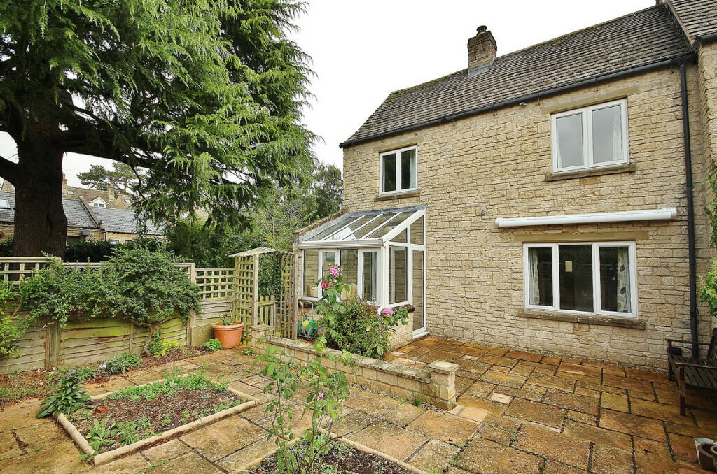 2-bed terraced on St Marys Mead, Witney, OX28, £325,000