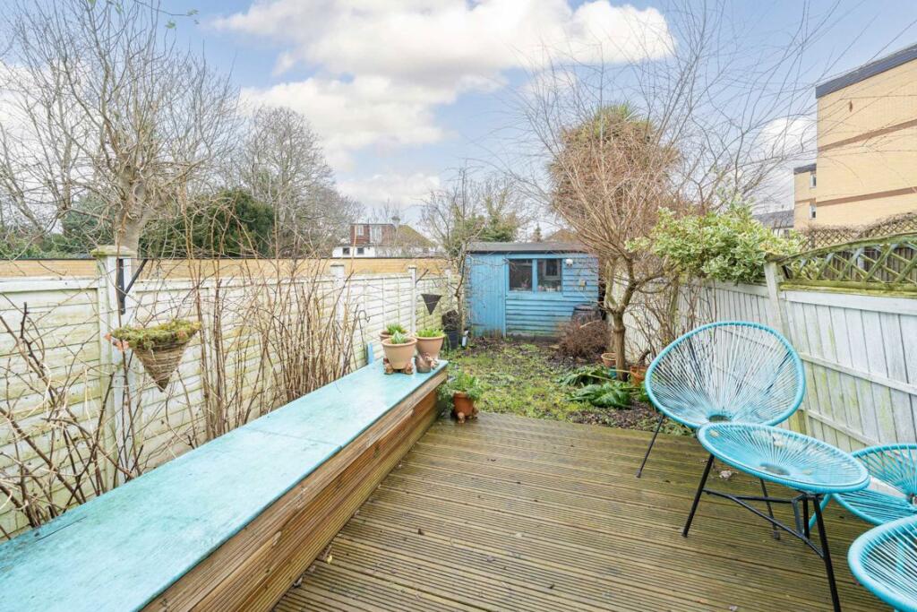 Elizabeth Gardens, Sunbury-On-Thames - Lisää