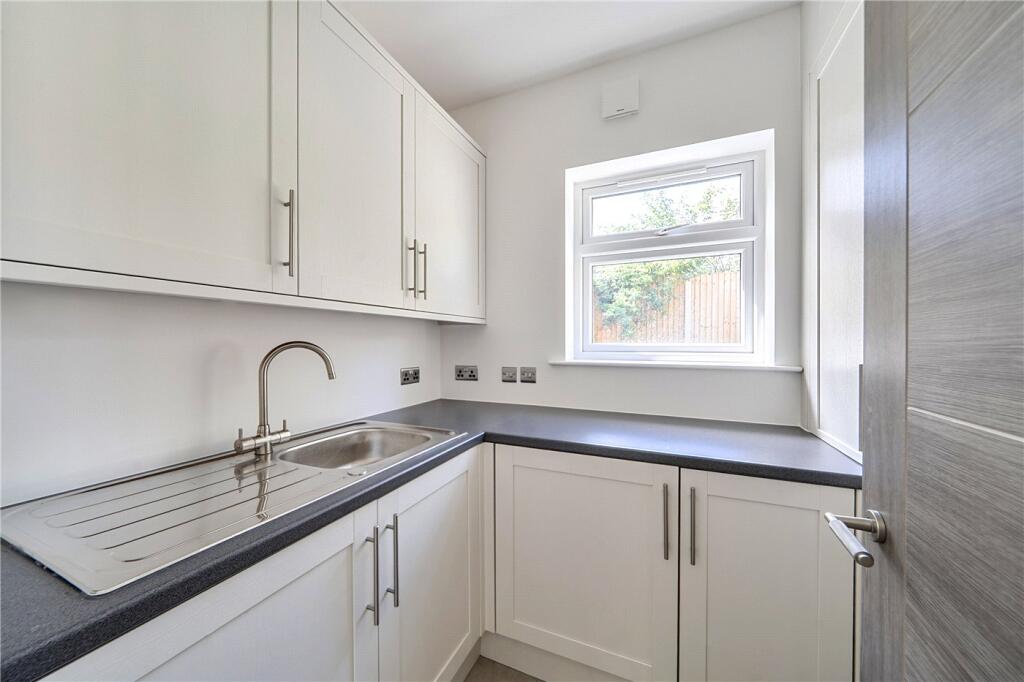 House in London, Broadfields - More