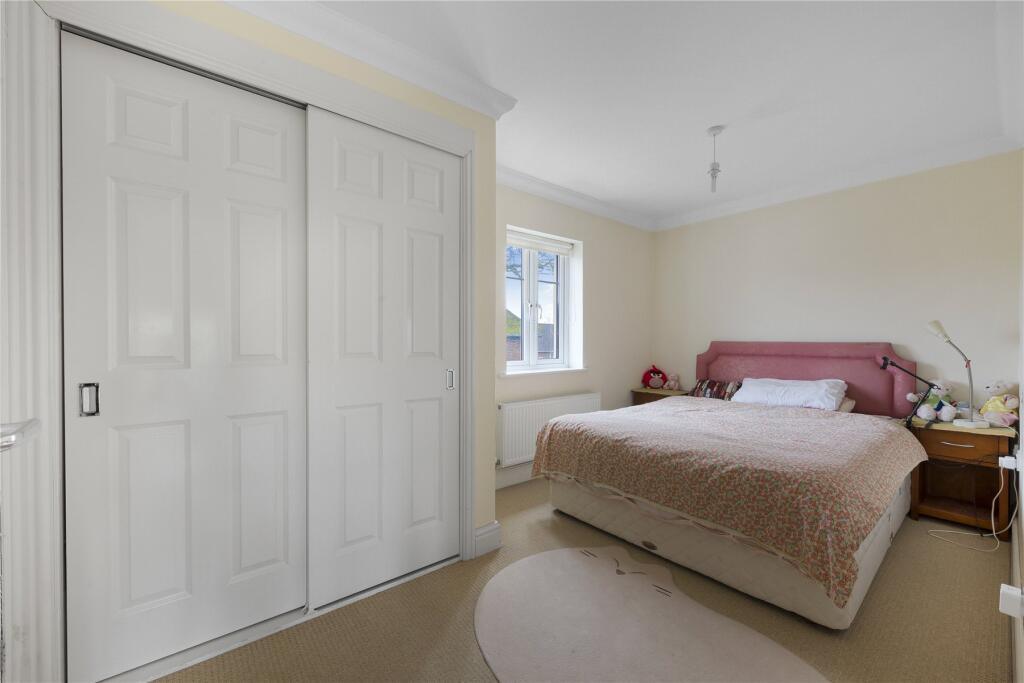 House in Woking, Knaphill - More