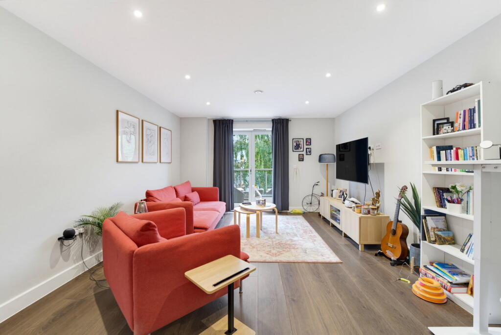 Apartment in Walton-on-Thames, Surrey - View 4