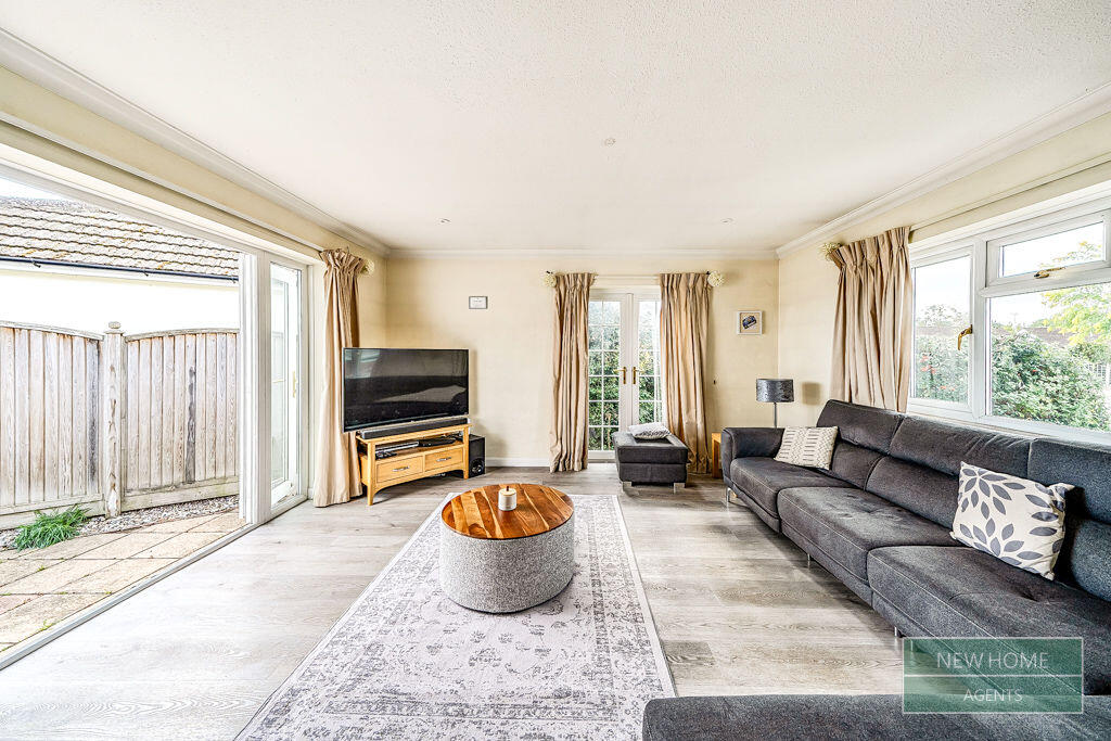 Manor Grove, Fifield, Maidenhead, SL6 2PQ photo 4