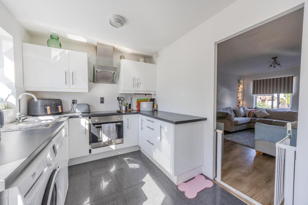House in Southend-on-Sea, Eastwood - More