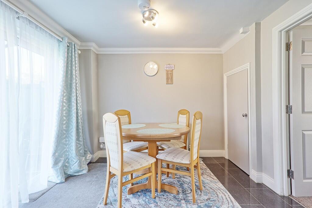 House in Southend-on-Sea - More