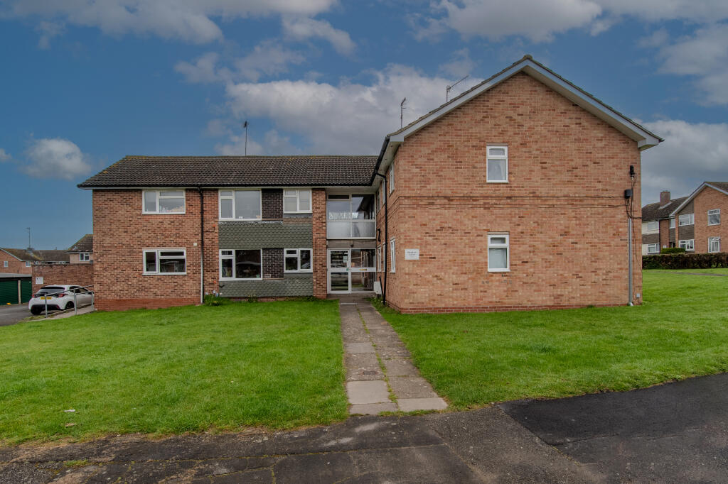 2-bed flat on Meadow Close, Stratford-upon-avon, £150,000