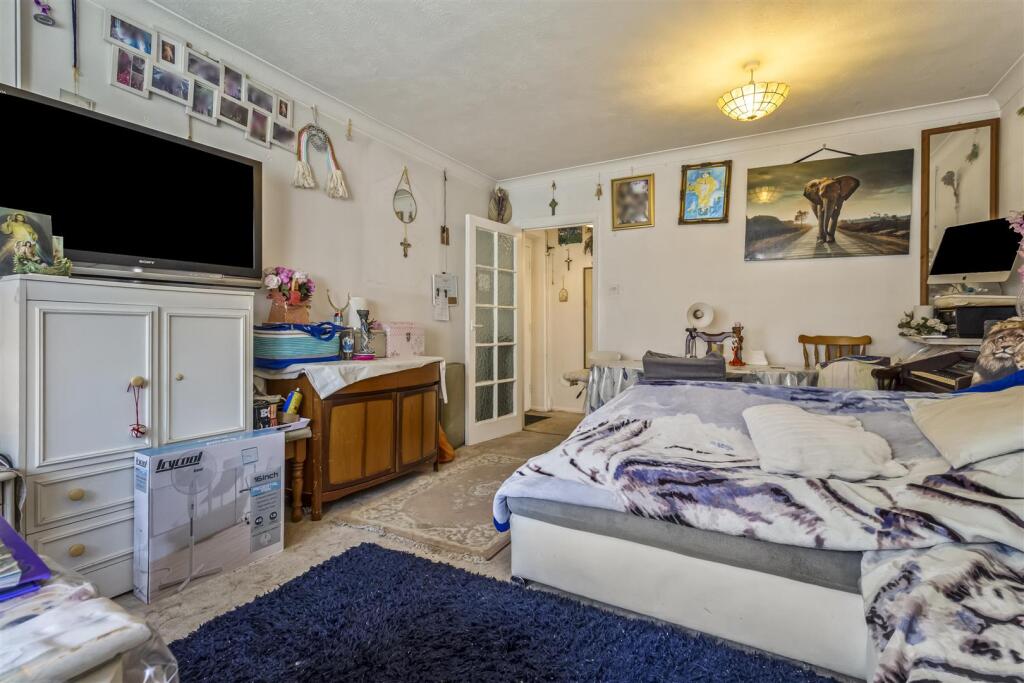Apartment in Worthing, West Sussex - View 2