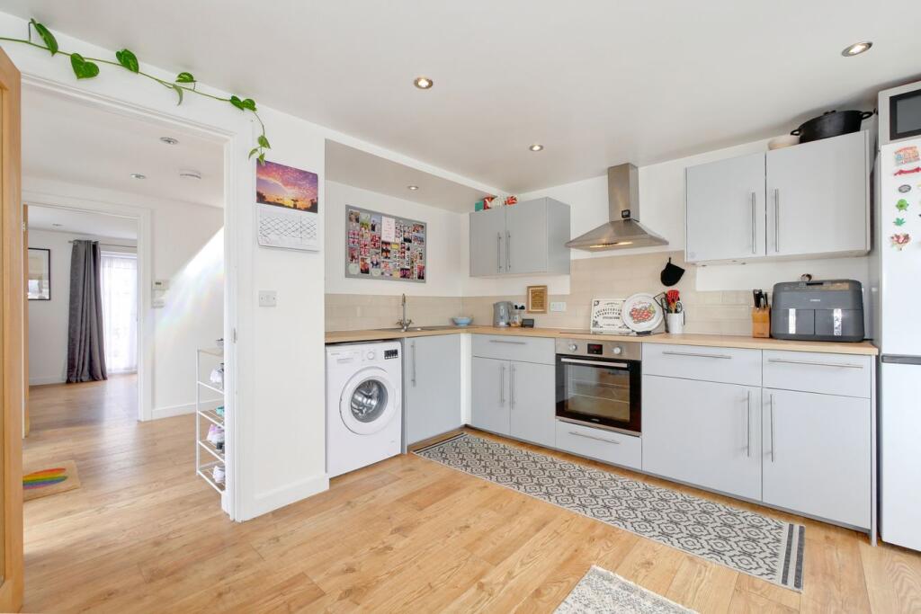 House in Wealden, Hailsham - More