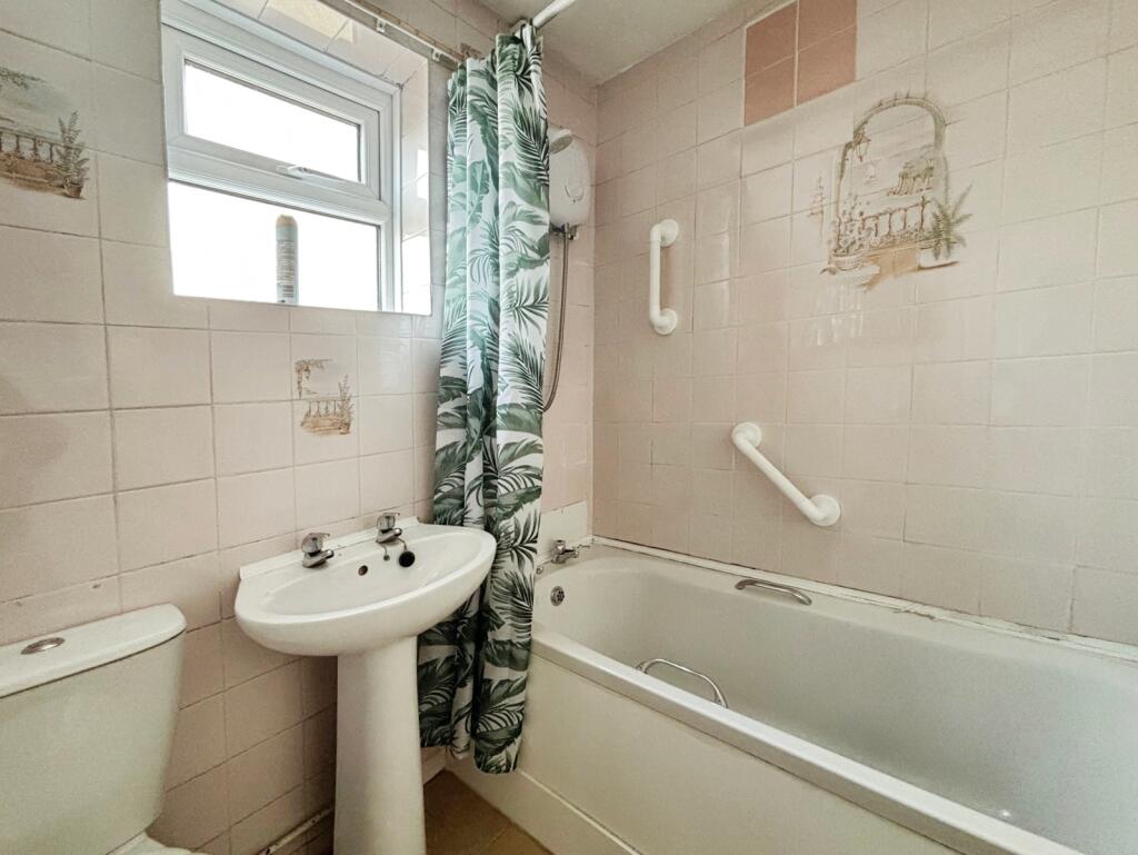 House in Cardiff, Penylan - More