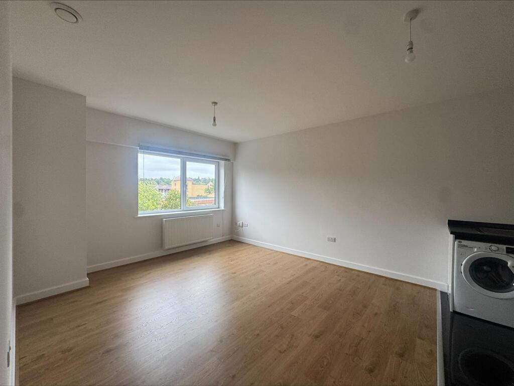 House in Surrey Heath, Old Dean - View 5