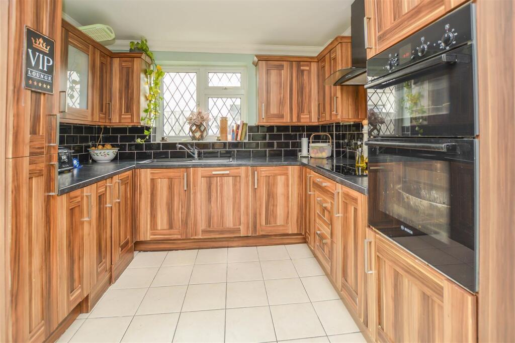 Victors Crescent, Hutton, Brentwood photo 4