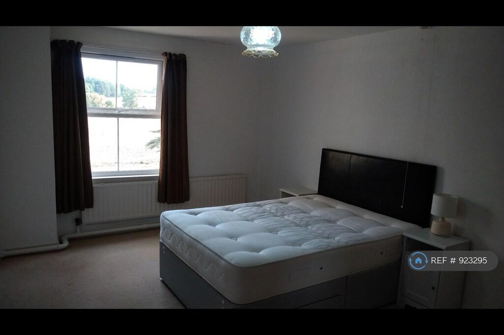 House in Gloucester - View 3