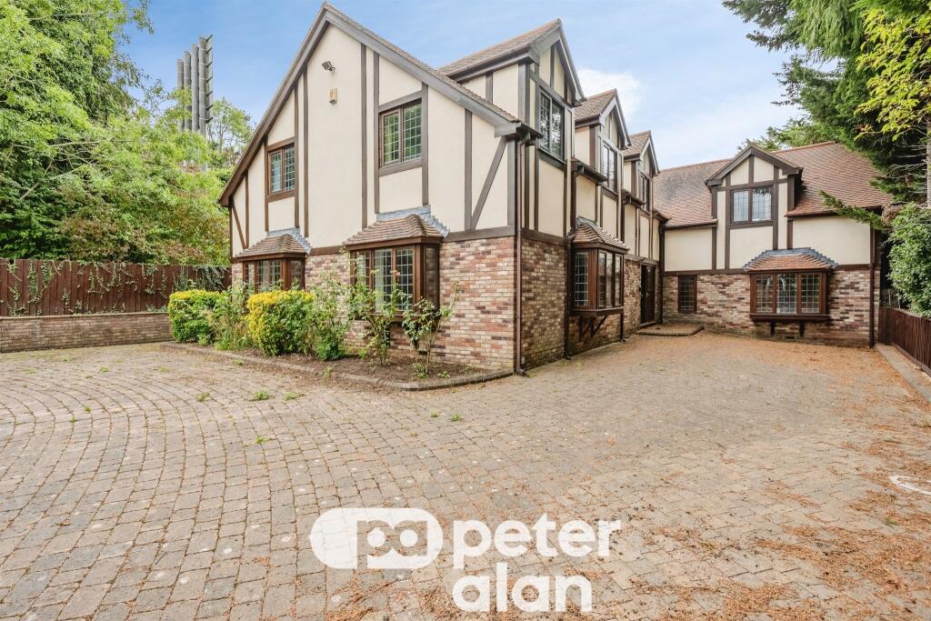 House in Newport - View 4