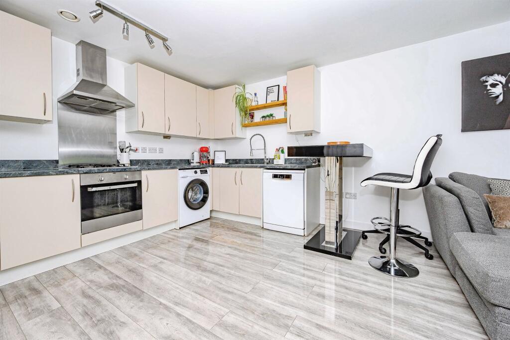 Apartment in Dacorum, Nash Mills - View 2