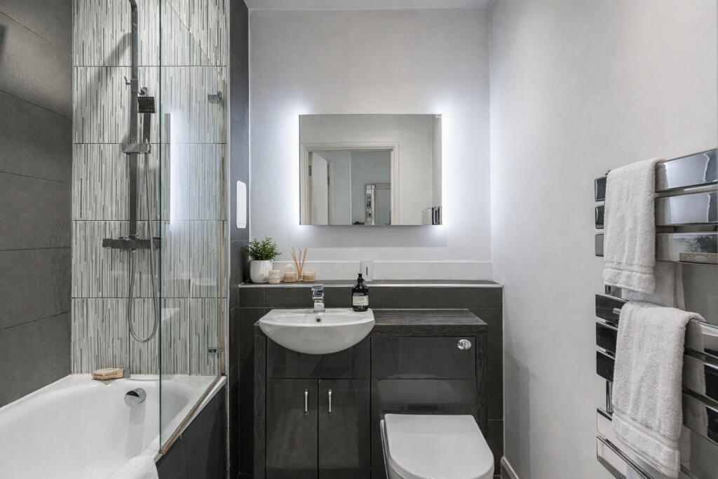 Apartment in Kingston upon Thames - View 4