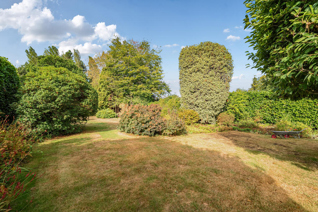 House in Weybridge, Hamm Court, Addlestone - View 5