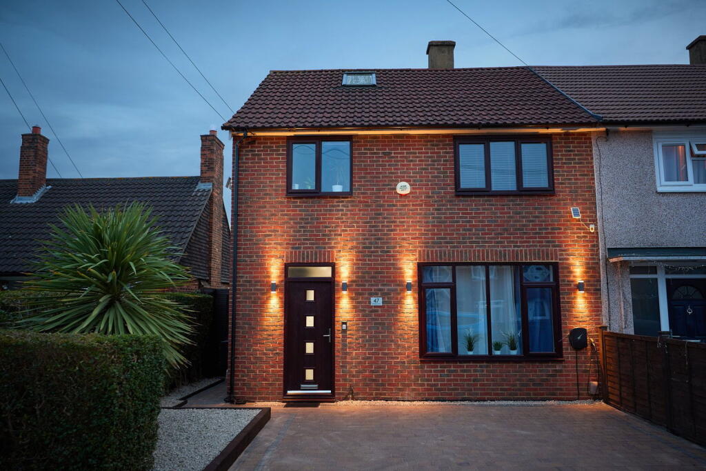 3-bed terraced on Dunkellin Way, South Ockendon, RM15 5ES, £425,000