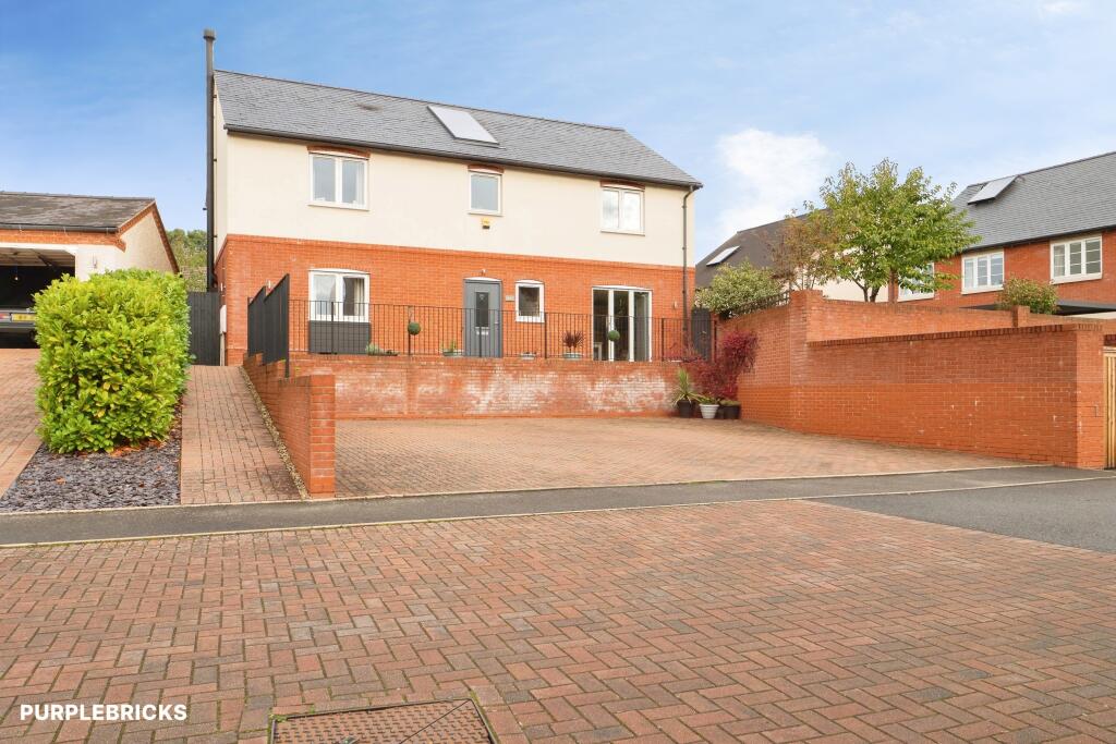 4-bed detached on Hunts Farm Close, Coalville, LE67, £465,000