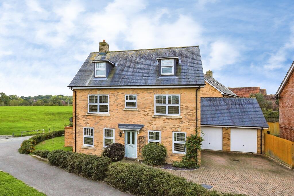 5-bed detached on Aspinall Grove, HAILSHAM, £550,000