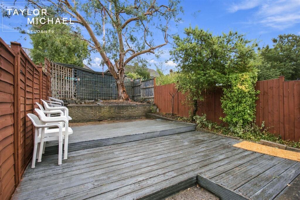 6 bedroom semi-detached house for rent