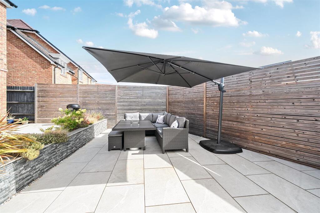House in Basingstoke and Deane, Longacre, Kempshott Park - View 4