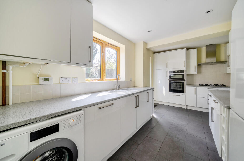 House in Binfield, Bracknell Forest - View 3