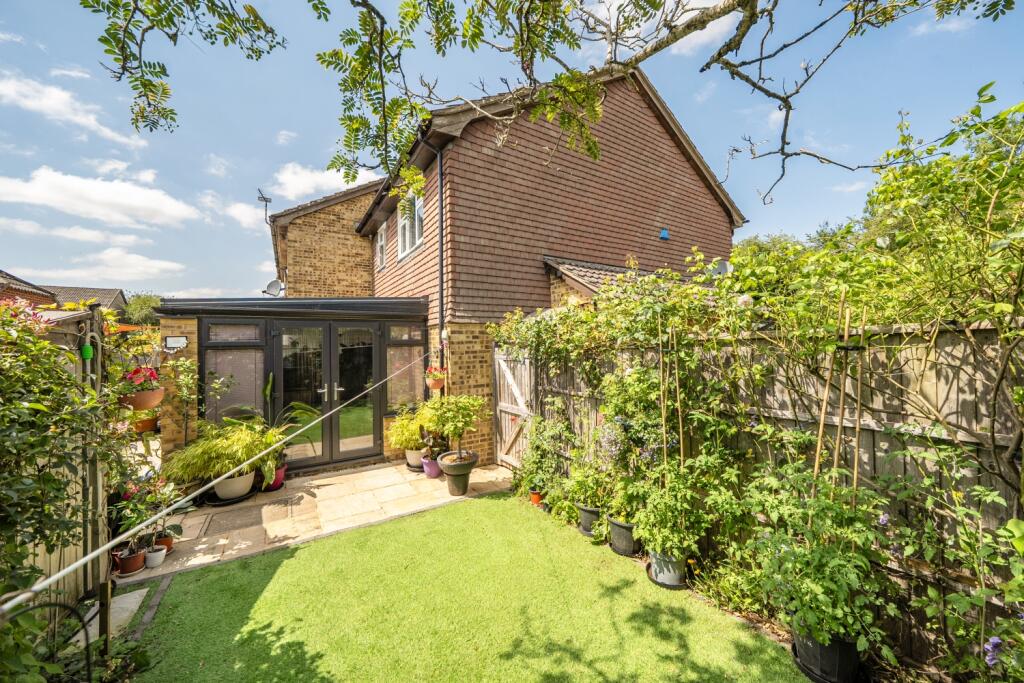 Main image of property: Strathmore Close, Carterton, Oxfordshire, OX18