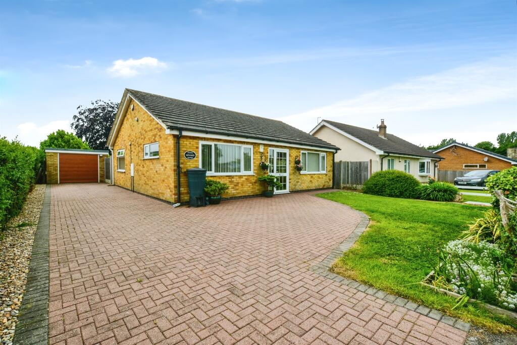 2-bed bungalow on Wainfleet Road, Irby-In-The-Marsh, Skegness, £230,000