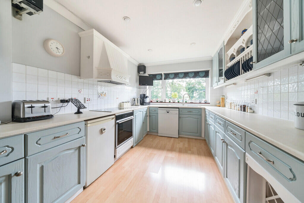 Poyle Lane, Burnham, Buckinghamshire, SL1 photo 3