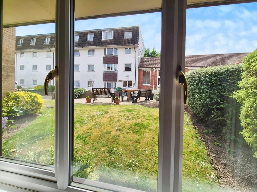 Crofton Court, Yeovil photo 5