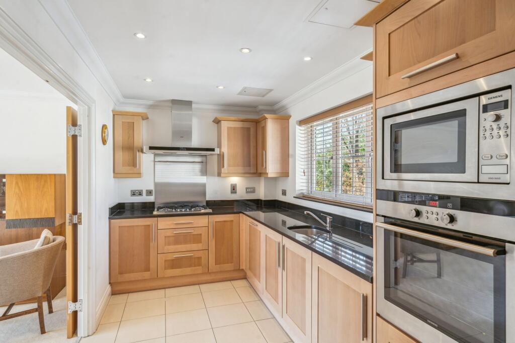 Apartment in Knotty Green, Beaconsfield New Town, Beaconsfield - View 4