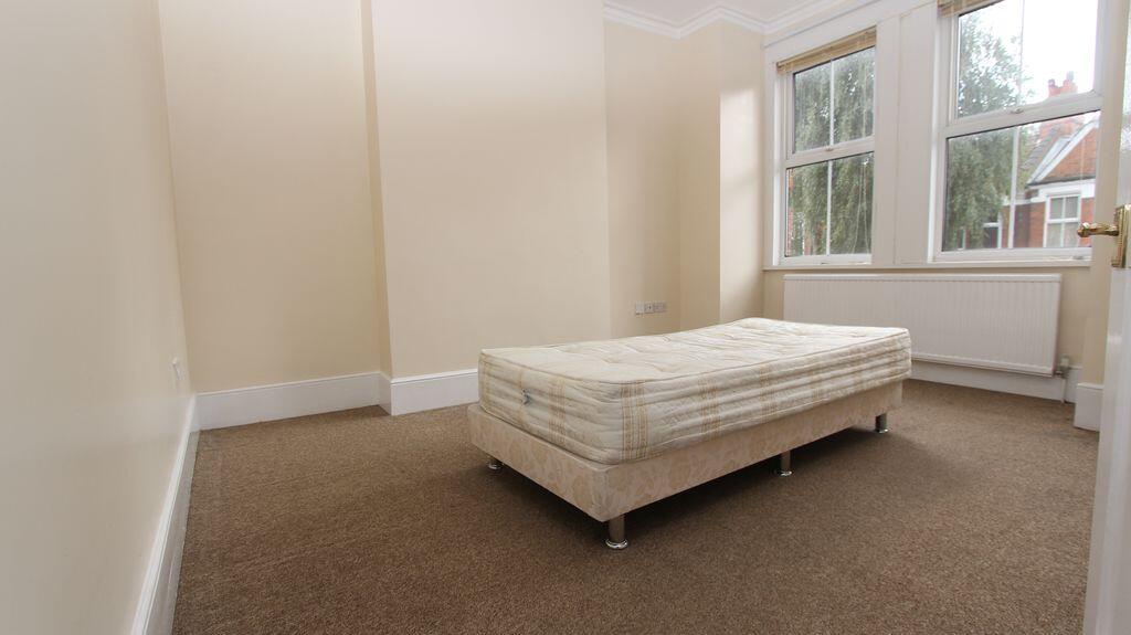 Main image of property: 2/3 Bedroom flat in Wood Green N22
