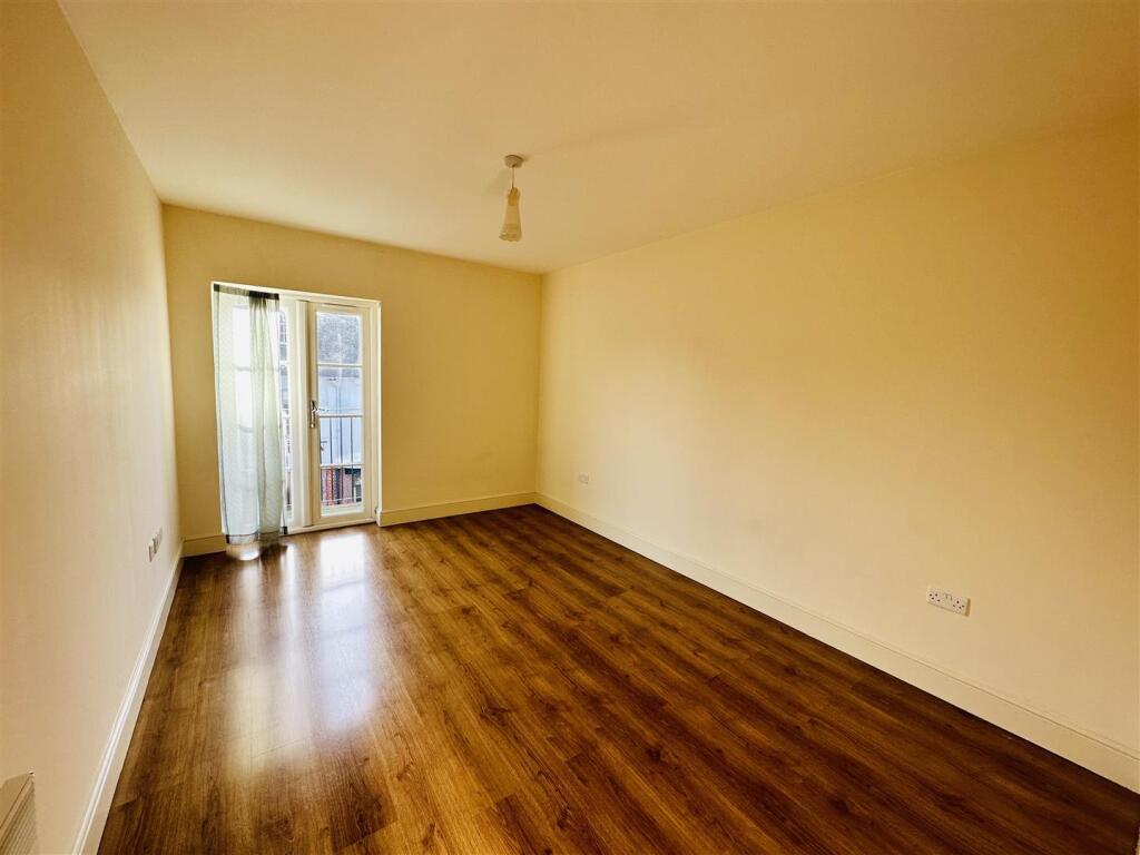 Apartment in East Hertfordshire, Ware - View 5