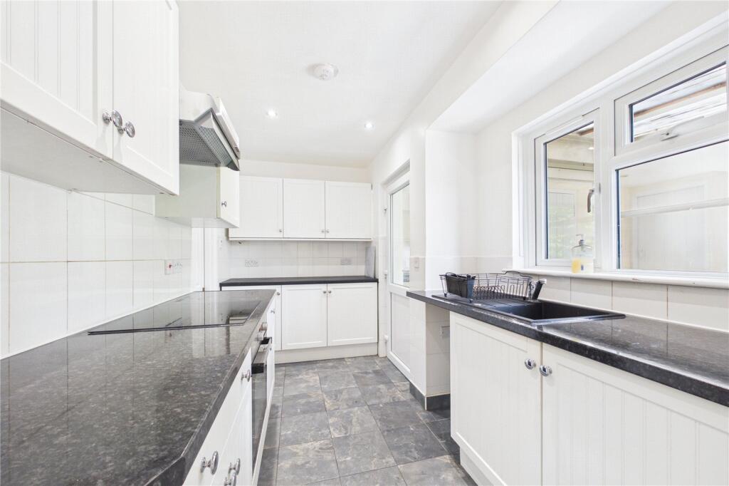 Queen Mary Avenue, Basingstoke, Hampshire, RG21 photo 2