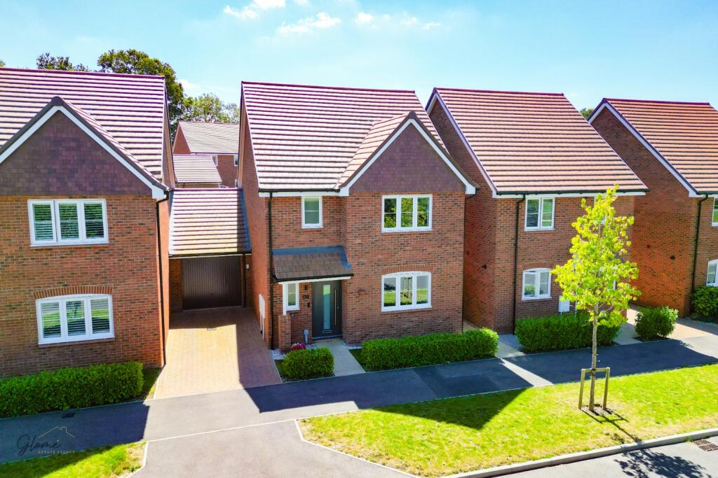 3-bed detached on Longhurst Avenue, Cranleigh, GU6 8FG, £650,000