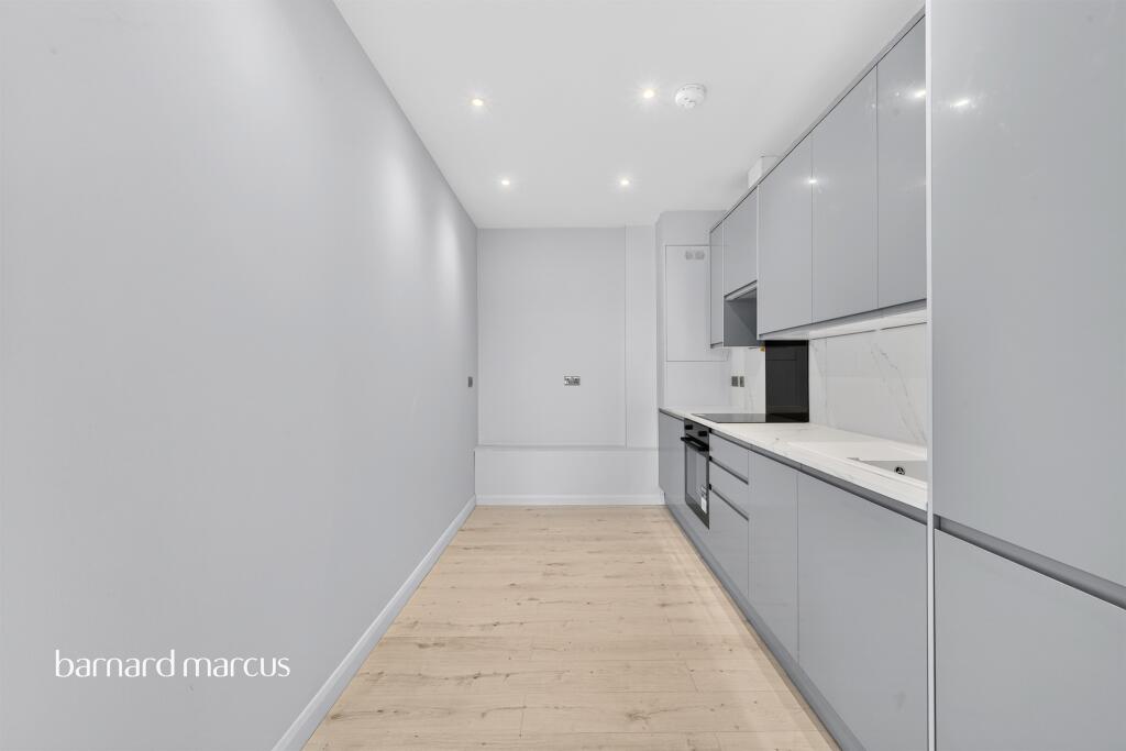 Apartment in New Malden, Motspur Park - More
