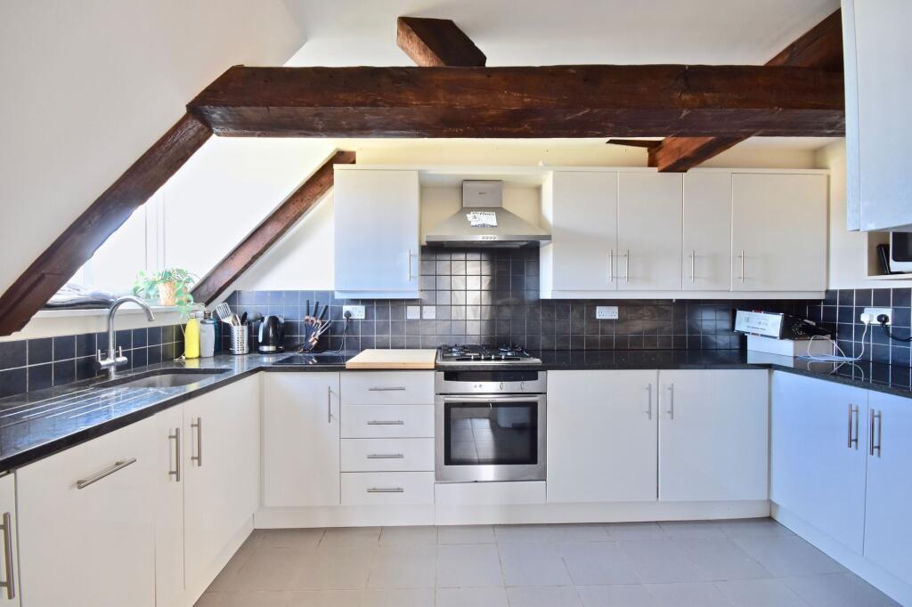 Apartment in Kingston upon Thames - View 4