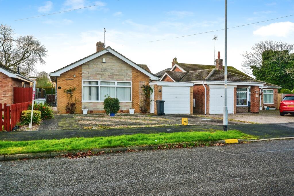 2-bed bungalow on Elm Crescent, Burgh Le Marsh, Skegness, £190,000