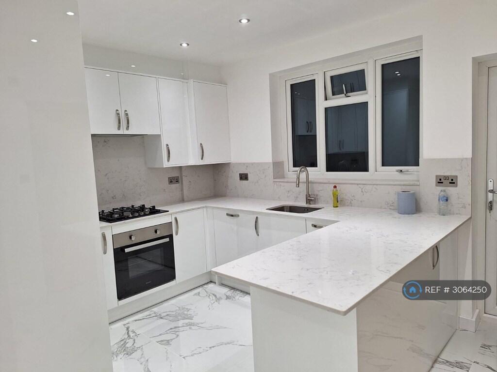 House in Slough - View 4
