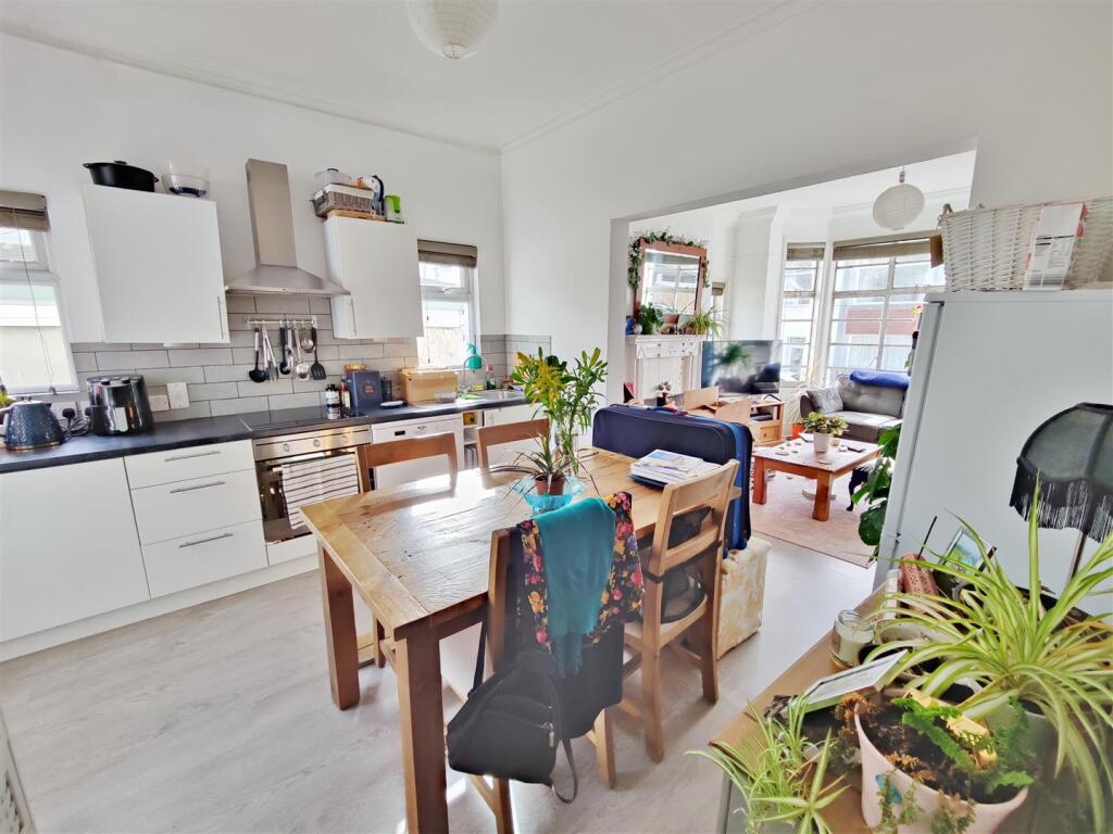 Apartment in Southend-on-Sea - View 2