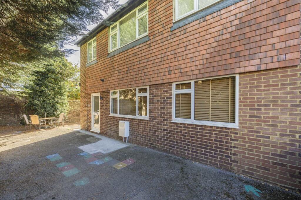 2-bed flat on Thames Street, Sunbury-On-Thames, £335,000