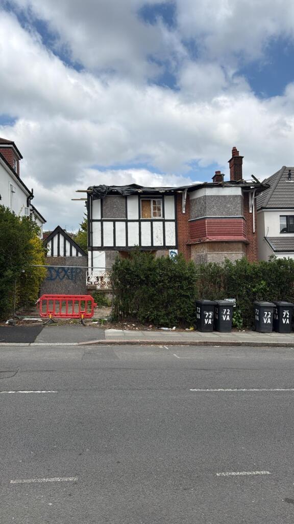 Main image of property: 74 Vivian Avenue, Hendon, London NW4 3XG